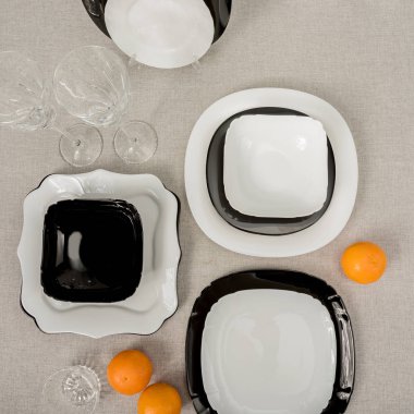 Gri arkaplanda siyah beyaz tabaklar.