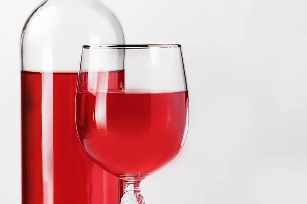 Botella Copa Vino Tinto Sobre Mesa Sobre Fondo Oscuro — Foto de Stock