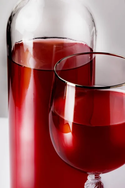 Botella Copa Vino Tinto Sobre Mesa Sobre Fondo Oscuro —  Fotos de Stock