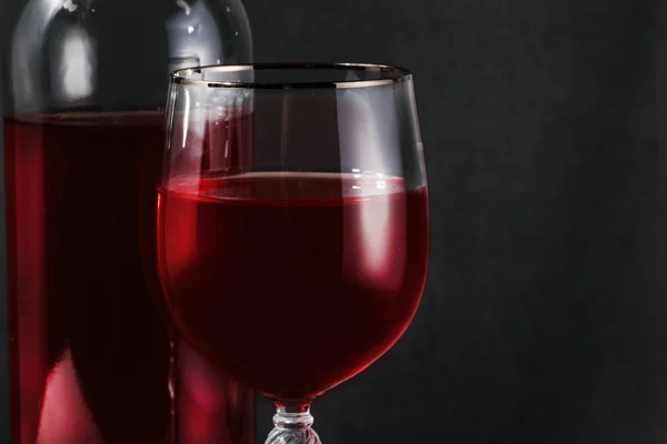 Bottiglia Bicchiere Vino Rosso Sul Tavolo Sfondo Scuro — Foto Stock