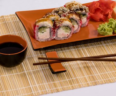 Suşi ve soya sosu kasede ve masada tahta çubuklar. Japon yemeği. Suşi seti. Çeşitli ekmekler. Menü.