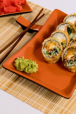 Suşi ve soya sosu kasede ve masada tahta çubuklar. Japon yemeği. Suşi seti. Çeşitli ekmekler. Menü.