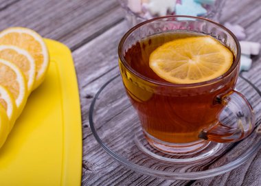 Tahta bir masada limonlu çay. Limonlu ve pastalı sabah çayı.