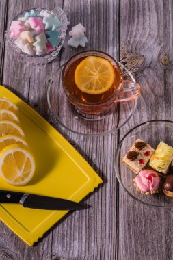 Tahta bir masada limonlu çay. Limonlu ve pastalı sabah çayı.