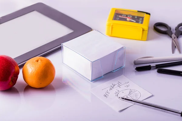 Meja Kantor Dengan Pena Jam Kertas Catatan Dan Tablet Persediaan — Foto Stok Gratis