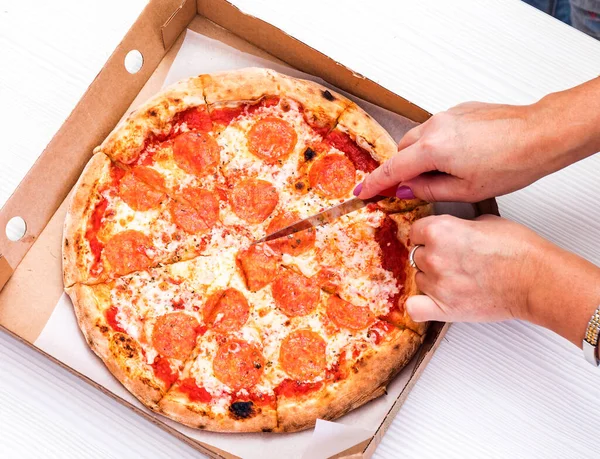 Deliciosa Pizza Pepperoni Albahaca Tomate Ingredientes Cocina Vista Superior Pizza —  Fotos de Stock