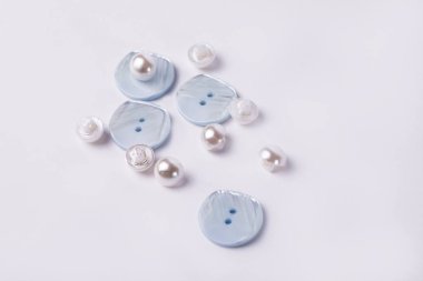 Farklı yedek kıyafet düğmeleri koleksiyonu.