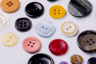 Farklı yedek kıyafet düğmeleri koleksiyonu.