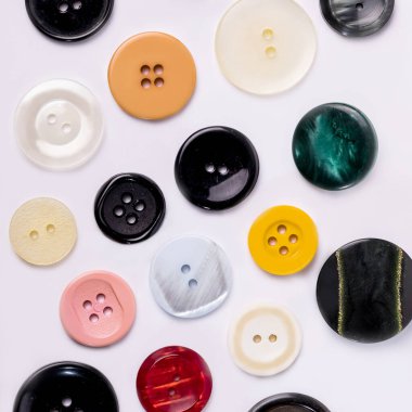 Farklı yedek kıyafet düğmeleri koleksiyonu.