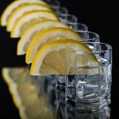 Barmen küçük bardaklara güçlü bir içki doldurur, tekila gibi alkollü içecekler ya da alkollü içecekler gibi..