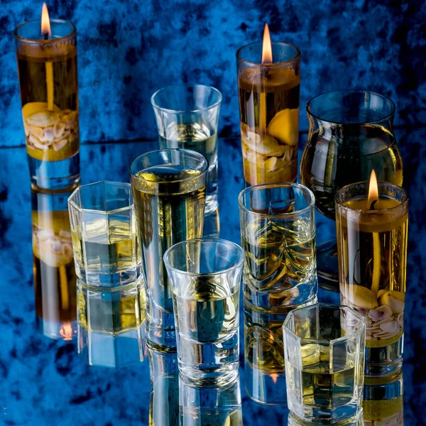 Paio Bicchieri Diverse Dimensioni Riempiti Con Whisky Diverso Sparato Uno — Foto Stock
