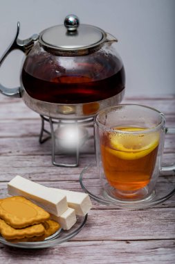 Ahşap bir masada çaydanlık ile çay fincan.