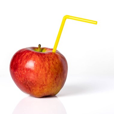 Beyaz arka planda bir kokteyl için pipetli kırmızı elma. Elma suyu, elma suyu..