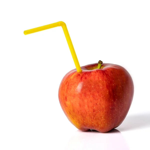 Beyaz arka planda bir kokteyl için pipetli kırmızı elma. Elma suyu, elma suyu..