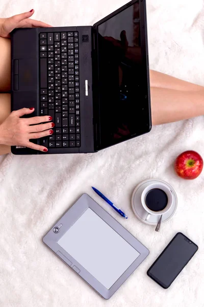 Woman Hand Typing Laptop Computer Business Report Mobile Phone Cup — Stock Photo, Image