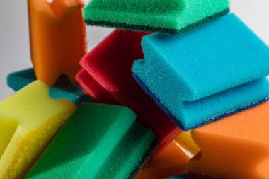 Beyaz arka planda bulaşık süngeri. Bir yığın sünger ve bez, beyaz arka planda bulaşık yıkamak için eldiven..