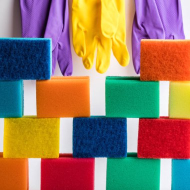 Beyaz arka planda bulaşık süngeri. Bir yığın sünger ve bez, beyaz arka planda bulaşık yıkamak için eldiven..