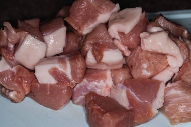 Domuz eti yemek için masada eşit parçalara bölünmüş..