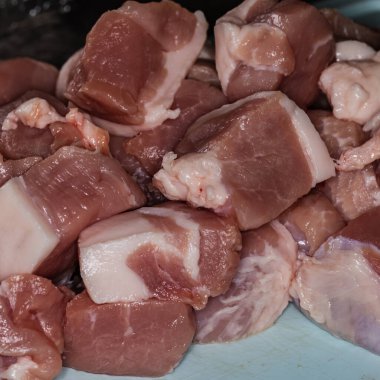 Domuz eti yemek için masada eşit parçalara bölünmüş..