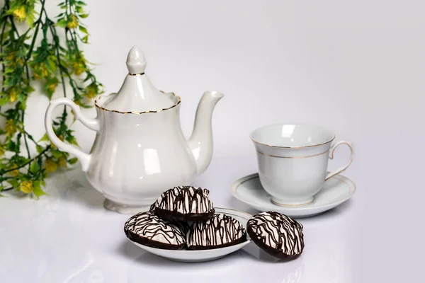 Sur Table Une Guimauve Chocolat Une Tasse Blanche Une Théière — Photo