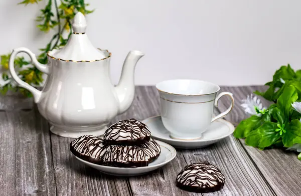 Auf Dem Tisch Ein Marshmallow Mit Schokolade Eine Weiße Tasse — Stockfoto