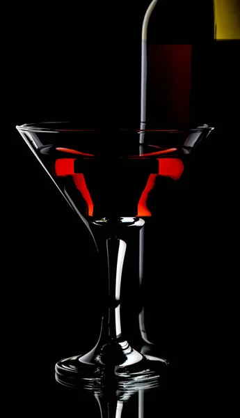 Bir Bardak Kırmızı Üzüm Şarabı Bir Şişe Siyah Arka Planda — Stok fotoğraf