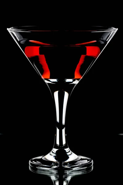 Ein Glas Rotwein Eine Flasche Und Eine Traube Auf Schwarzem — Stockfoto