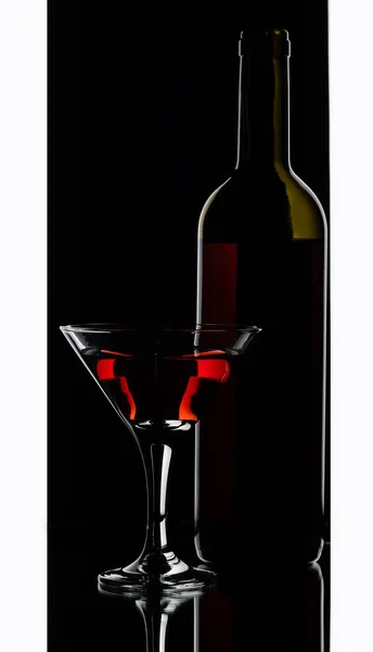 Ein Glas Rotwein Eine Flasche Und Eine Traube Auf Schwarzem — Stockfoto