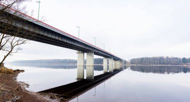 Leningrad Bölgesi Kirovsk kenti yakınlarındaki Neva Nehri üzerinde bir köprü. Baharın başlarında Panorama.