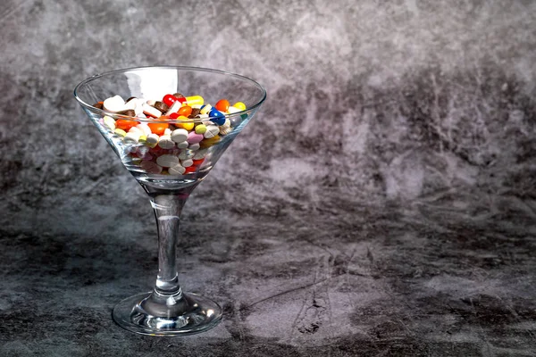 Medicina Copo Martini Vidro Monte Comprimidos Coloridos Disfarçados Comida — Fotografia de Stock