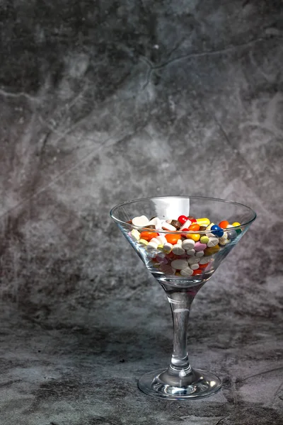 Bir Bardak Martini Bardağında Ilaç Yiyecek Kılığına Girmiş Renkli Haplar — Stok fotoğraf