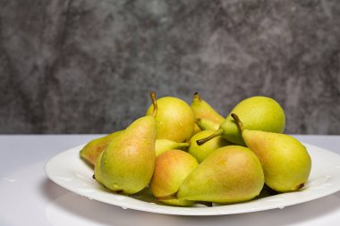 Masada sulu ve olgun armutlar var. Yıkandıktan sonra meyve..