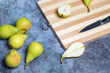 Masada sulu ve olgun armutlar var. Yıkandıktan sonra meyve.