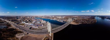 Saint-Petersburg 'da. - Rusya. Hareket var. Neva nehri üzerindeki Obukhov köprüsü. Otoyol bir köprünün üzerinden geçer. Bir İHA 'dan St. Petersburg manzarası.