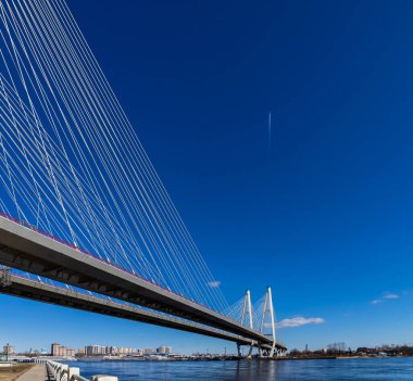              Saint-Petersburg 'da. - Rusya. Trafik vardı. Neva üzerindeki Obukhov köprüsü. Vansu köprüsü. Otoyol bir köprünün üzerinden geçer. Otoyol. St Manzarası.
