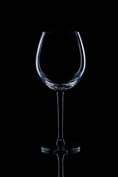 Weingläser Verschiedenen Formen Und Eine Flasche Auf Schwarzem Hintergrund Ein — Stockfoto