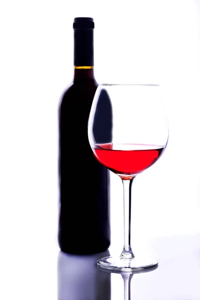 Ein Glas Rotwein Mit Dünnem Stiel Und Eine Flasche Wein — Stockfoto