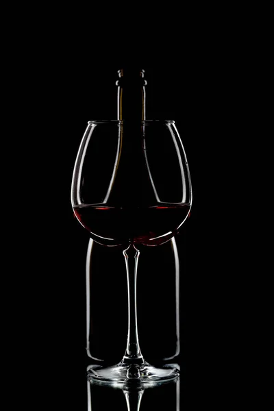Eine Flasche Wein Und Ein Kristallweinglas Auf Schwarzem Hintergrund Das — Stockfoto