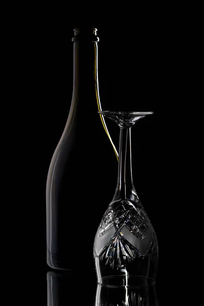 Siyah Arka Planda Bir Şişe Şarap Kristal Şarap Kadehi Işık — Stok fotoğraf