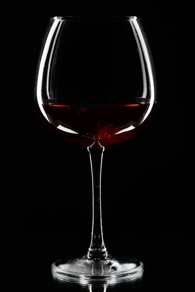 Copos Vinho Diferentes Formas Uma Garrafa Fundo Preto Uma Foto — Fotografia de Stock