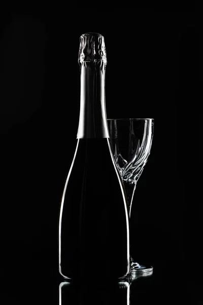 Uma Garrafa Vinho Copo Vinho Cristal Sobre Fundo Preto Foto — Fotografia de Stock