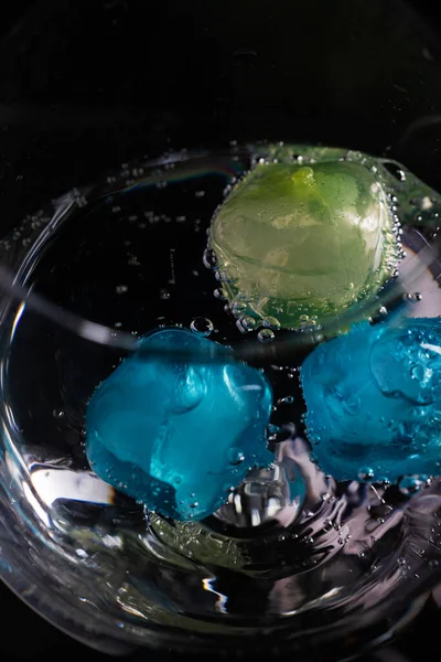 Siyah Arka Planda Buz Renginde Şarap Kadehi Gaz Baloncukları Görüntü — Stok fotoğraf