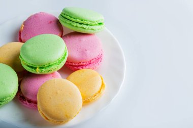 Beyaz arka planda çay için farklı renklerde güzel bisküviler. Çay için tatlı..