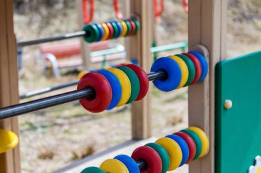 Çocuklara sokaktaki çocuk parkına güvenmeyi öğretmek için bir oyun. Küçük çocuklar için eğitici oyunlar.