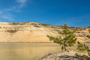 İnşaat için özel kum ocağı. Kum ve kamyon izleriyle dolu bir delik..