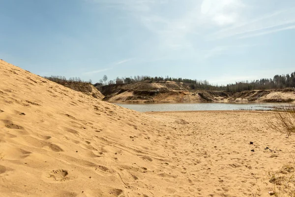 砂采石场建筑专用砂 一个满是细沙和卡车痕迹的洞 — 图库照片