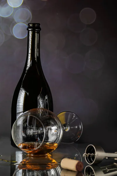黒の背景にコルクとコルク栓付きのワインとガラスのボトル 美しいボケと反射 — ストック写真