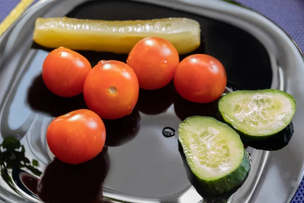 Pomodori Cetrioli Piatto Tavolo Legno Verdure Lavate Preparazione Insalata — Foto Stock