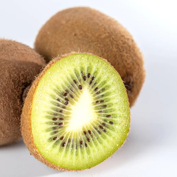 Heerlijke Rijpe Kiwi Een Witte Achtergrond Sluit Maar Blauwe Wijting — Stockfoto