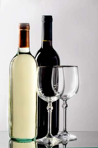 Dos Botellas Vino Con Grifo Vino Blanco Dos Copas Sobre — Foto de Stock